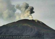 Awan aneh muncul di Gunung Ile Lewotolok, mengancam pesawat