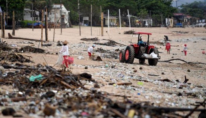 Dukung Indonesia Bersih, BRI Peduli Bersihkan Pantai Kedonganan Bali
