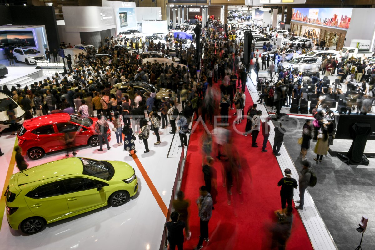 Pengunjung mengelilingi pameran otomotif di IIMS 2026